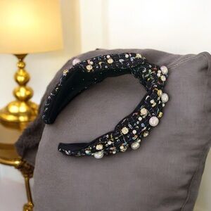 Luxurious Black Pearl Embellished Hair Accessory